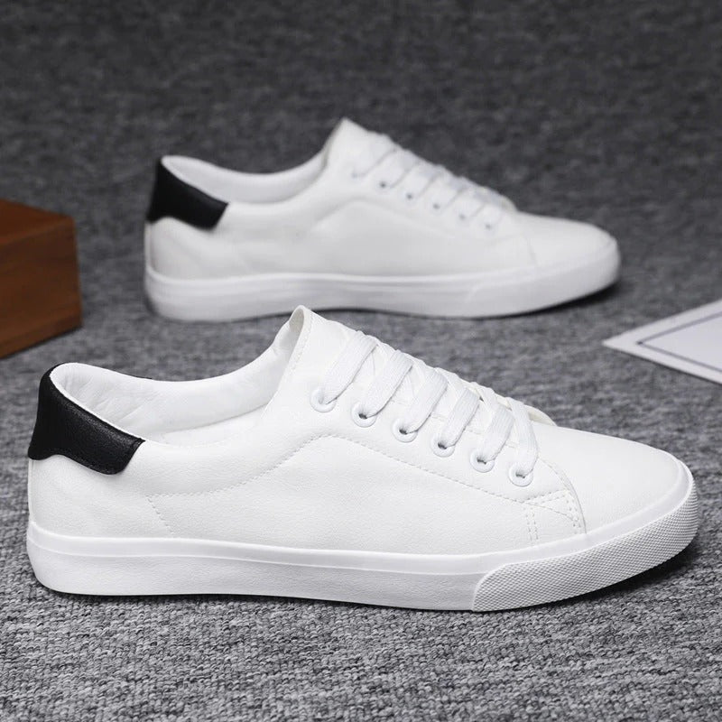 Sneakers basses Old Money pour hommes – Noires avec semelle blanche – Chaussures décontractées en simili cuir